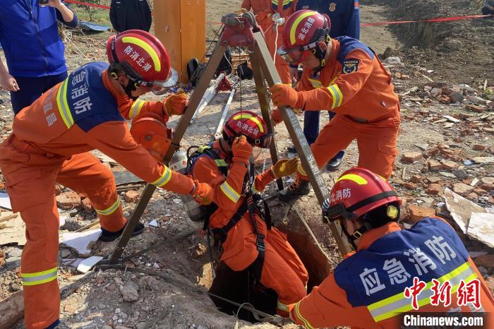 耀世娱乐：湖北枝江：一工人掉入深井被成功救出
