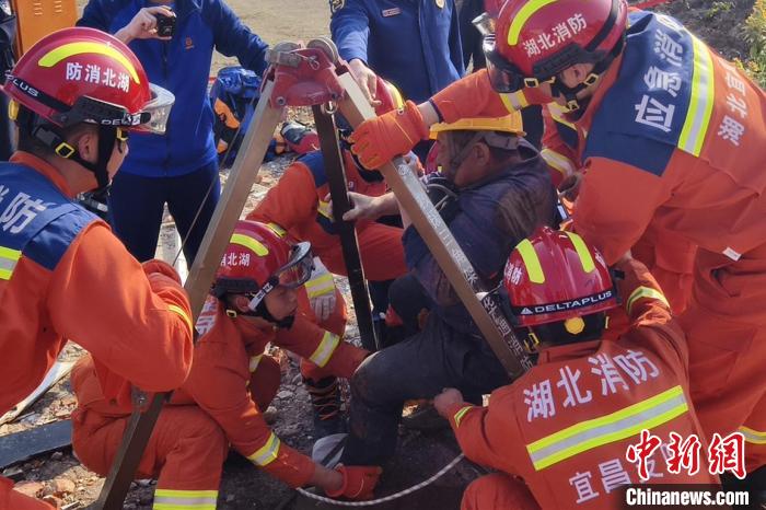 耀世娱乐：湖北枝江：一工人掉入深井被成功救出