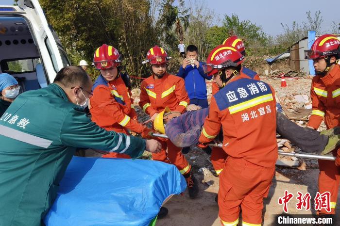 耀世娱乐：湖北枝江：一工人掉入深井被成功救出