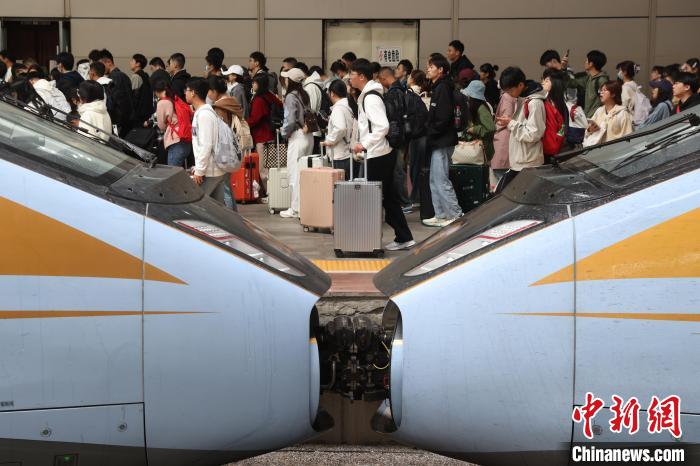 耀世娱乐官方：中国铁路迎来返程客流高峰