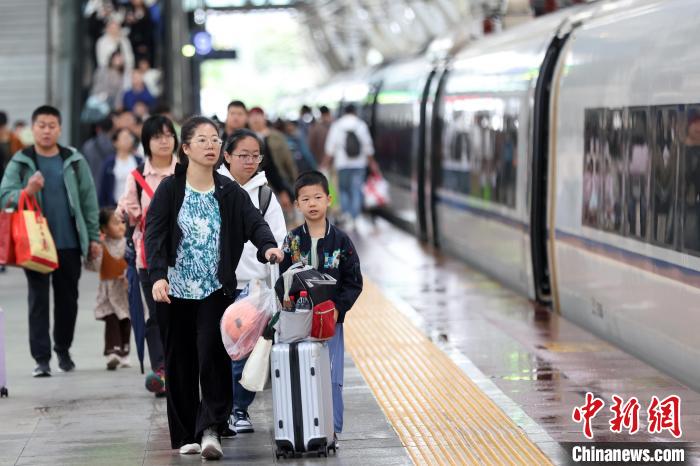 耀世娱乐官方：中国铁路迎来返程客流高峰