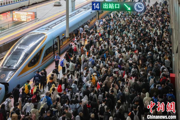 耀世娱乐官方：中国铁路迎来返程客流高峰