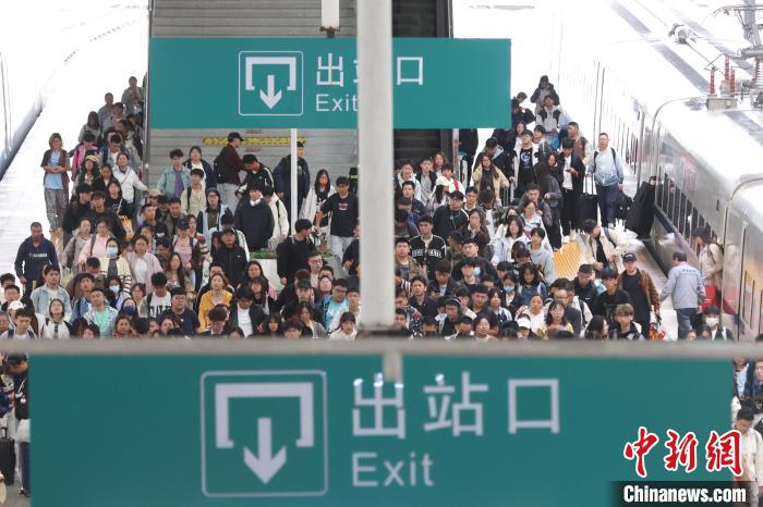 耀世娱乐官方：中国铁路迎来返程客流高峰